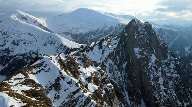 Zakopane Polonya 'dan karlı dağ zirvesi, buzul manzaralı.