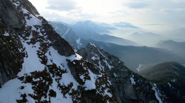 Zakopane Polonya 'dan karlı dağ zirvesi, buzul manzaralı.