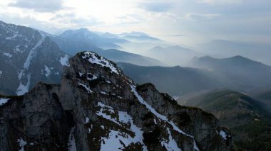 Zakopane Polonya 'dan karlı dağ zirvesi, buzul manzaralı.