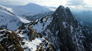 Zakopane Polonya 'dan karlı dağ zirvesi, buzul manzaralı.