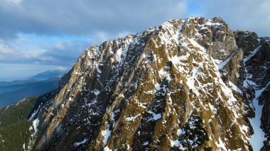 Dağın tepesinden kayalık görünüm