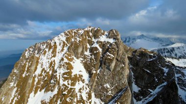 Zakopane Polonya 'dan karlı dağ zirvesi, buzul manzaralı.