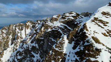 Zakopane Polonya 'dan karlı dağ zirvesi, buzul manzaralı.