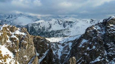 Zakopane Polonya 'dan karlı dağ zirvesi, buzul manzaralı.
