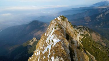 Dağın tepesinden kayalık görünüm