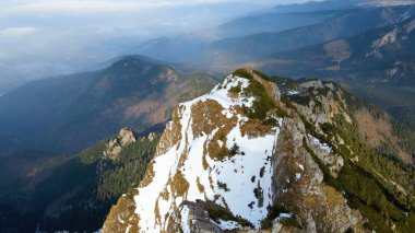 Dağın tepesinden kayalık görünüm
