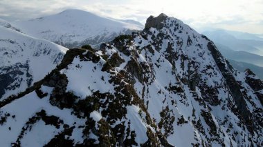 Zakopane Polonya 'dan karlı dağ zirvesi, buzul manzaralı.