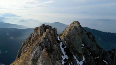 Dağın tepesinden kayalık görünüm