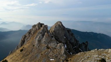 Dağın tepesinden kayalık görünüm