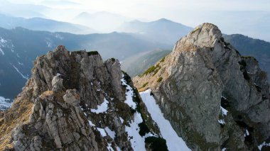 Dağın tepesinden kayalık görünüm