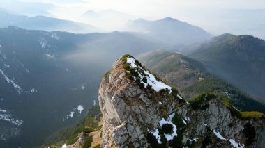Dağın tepesinden kayalık görünüm