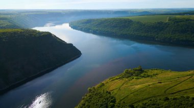 Körfez tepeleri dağlardan nehir manzaralı.