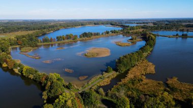 Göl sonbahar manzarası yukarıdan