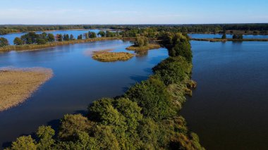 Göl sonbahar manzarası yukarıdan