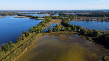 Göl sonbahar manzarası yukarıdan