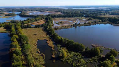 Göl sonbahar manzarası yukarıdan