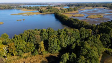 Göl sonbahar manzarası yukarıdan