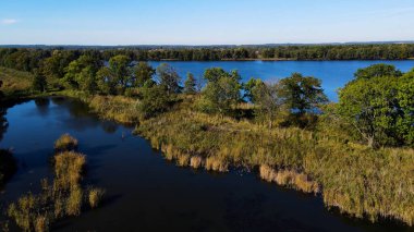 Göl sonbahar manzarası yukarıdan