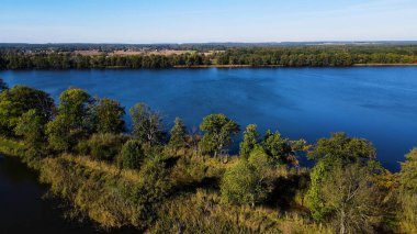 Göl sonbahar manzarası yukarıdan