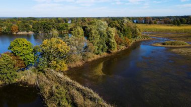 Göl sonbahar manzarası yukarıdan