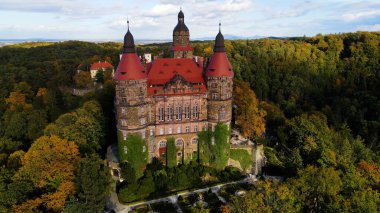Drone Walbrzych Polonya 'dan Ksiaz Şatosu Sonbahar Görünümü