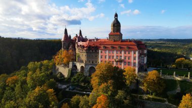 Drone Walbrzych Polonya 'dan Ksiaz Şatosu Sonbahar Görünümü