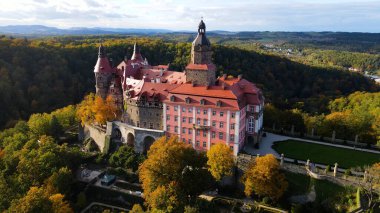 Drone Walbrzych Polonya 'dan Ksiaz Şatosu Sonbahar Görünümü