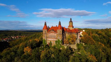 Drone Walbrzych Polonya 'dan Ksiaz Şatosu Sonbahar Görünümü