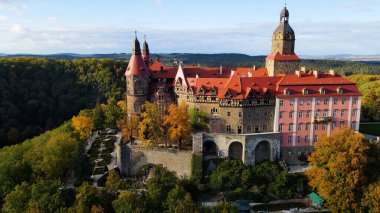 Drone Walbrzych Polonya 'dan Ksiaz Şatosu Sonbahar Görünümü