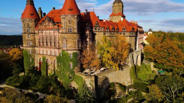 Drone Walbrzych Polonya 'dan Ksiaz Şatosu Sonbahar Görünümü