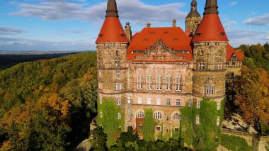 Drone Walbrzych Polonya 'dan Ksiaz Şatosu Sonbahar Görünümü