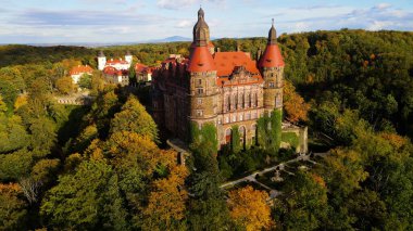 Drone Walbrzych Polonya 'dan Ksiaz Şatosu Sonbahar Görünümü