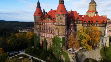 Drone Walbrzych Polonya 'dan Ksiaz Şatosu Sonbahar Görünümü