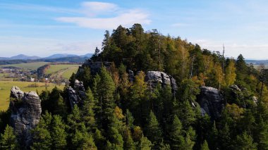 Adrspach kayaları İHA manzarasından Çek Cumhuriyeti 'nin Adrspach bölgesini gösteriyor