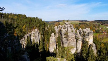Adrspach kayaları İHA manzarasından Çek Cumhuriyeti 'nin Adrspach bölgesini gösteriyor