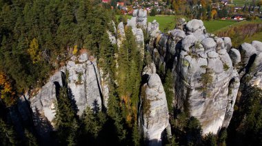 Adrspach kayaları İHA manzarasından Çek Cumhuriyeti 'nin Adrspach bölgesini gösteriyor