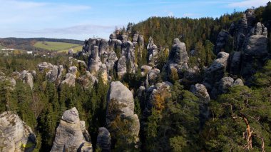 Adrspach kayaları İHA manzarasından Çek Cumhuriyeti 'nin Adrspach bölgesini gösteriyor