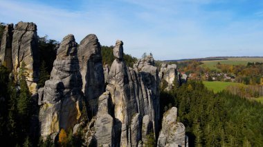 Adrspach kayaları İHA manzarasından Çek Cumhuriyeti 'nin Adrspach bölgesini gösteriyor