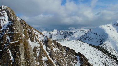 Zakopane Polonya 'dan karlı dağ zirvesi, buzul manzaralı.