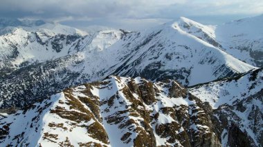 Zakopane Polonya 'dan karlı dağ zirvesi, buzul manzaralı.