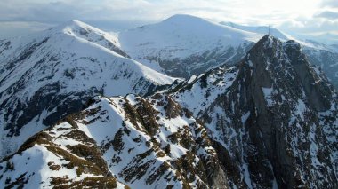 Zakopane Polonya 'dan karlı dağ zirvesi, buzul manzaralı.