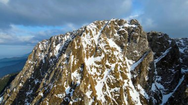Dağın tepesinden kayalık görünüm