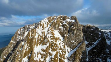 Zakopane Polonya 'dan karlı dağ zirvesi, buzul manzaralı.