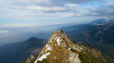 Dağın tepesinden kayalık görünüm