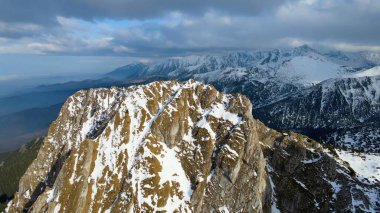 Zakopane Polonya 'dan karlı dağ zirvesi, buzul manzaralı.