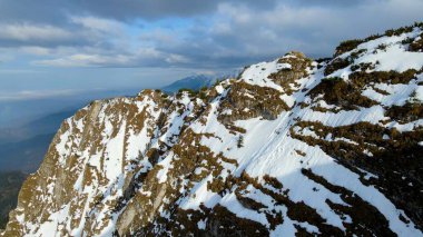 Zakopane Polonya 'dan karlı dağ zirvesi, buzul manzaralı.