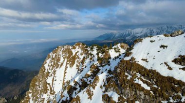 Zakopane Polonya 'dan karlı dağ zirvesi, buzul manzaralı.