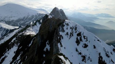 Zakopane Polonya 'dan karlı dağ zirvesi, buzul manzaralı.