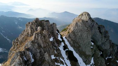 Dağın tepesinden kayalık görünüm