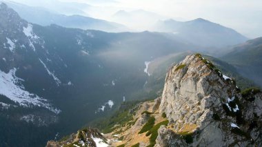 Dağın tepesinden kayalık görünüm